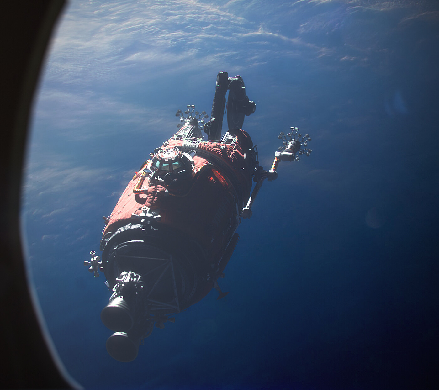 On voit ici très bien où les rayons touchent l'engin spatial, et où elle ne l'atteint pas, ce qui laisse une partie de l'objet dans l'ombre.